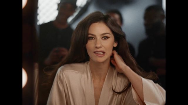 Gracie Abrams enciende un café parisino